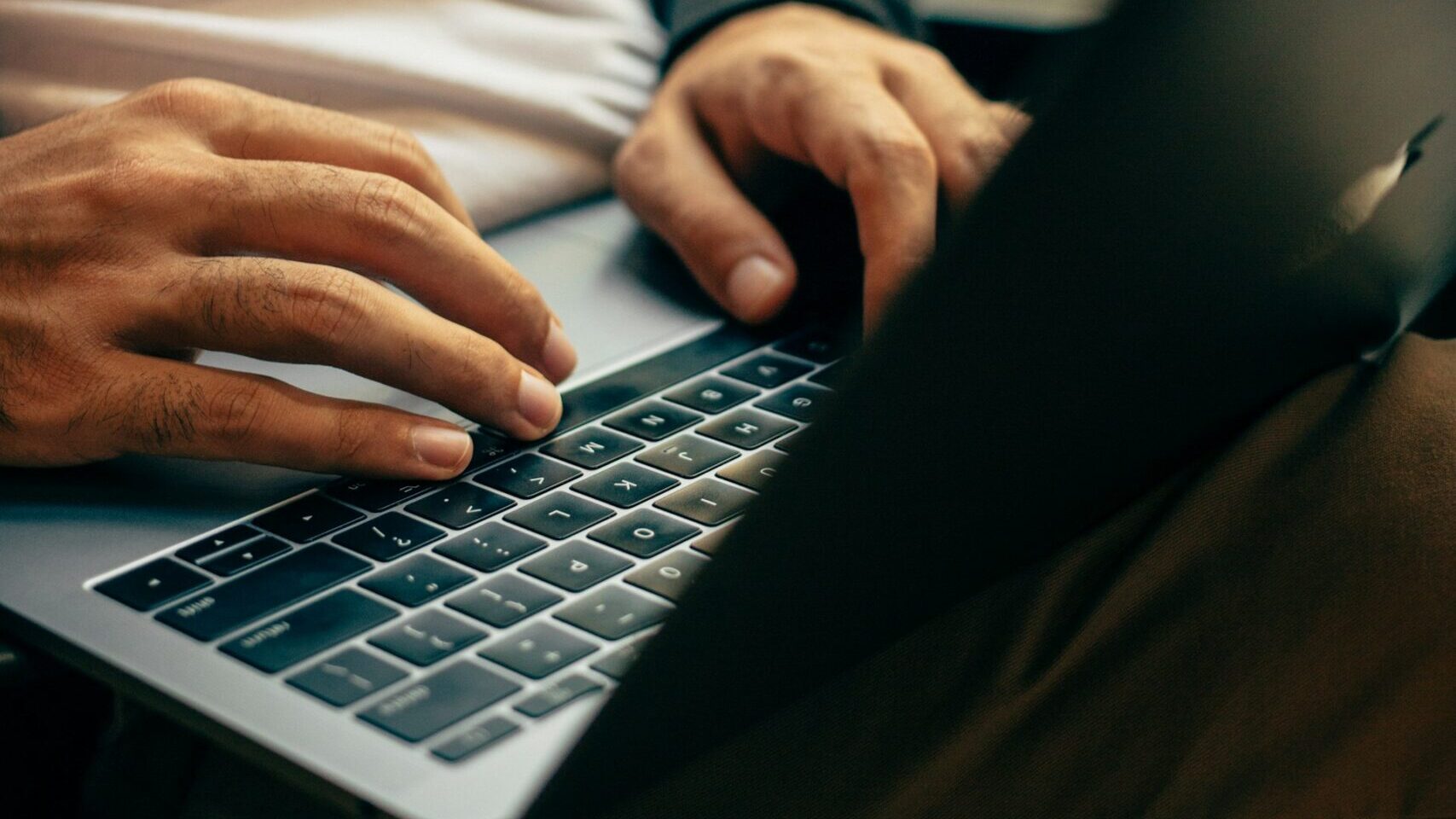 ラップトップ　ビジネスマン