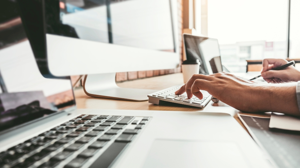 Webデザイナーは「多すぎ」なのか？将来性と生き残るための方法