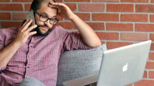 ビジネスマン　悩む