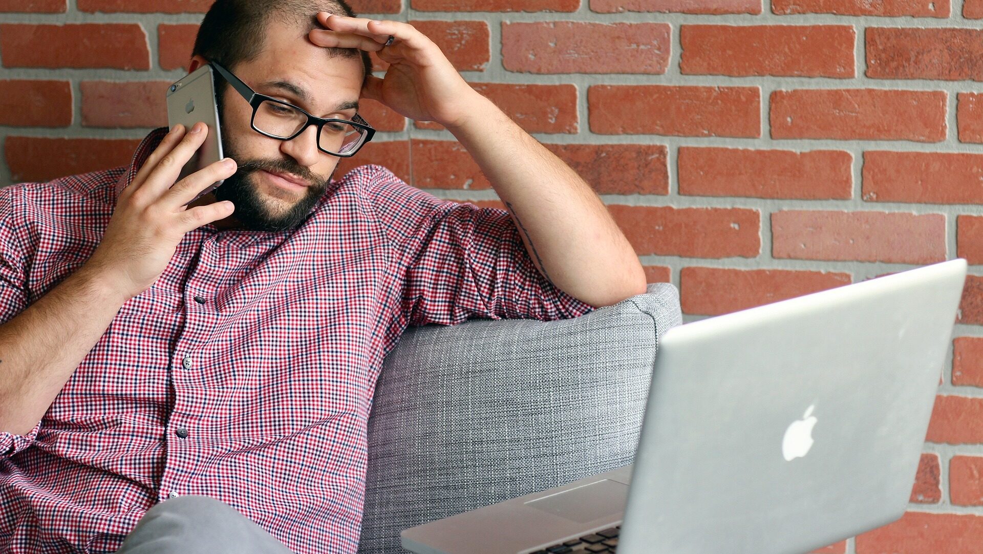 ビジネスマン　悩む